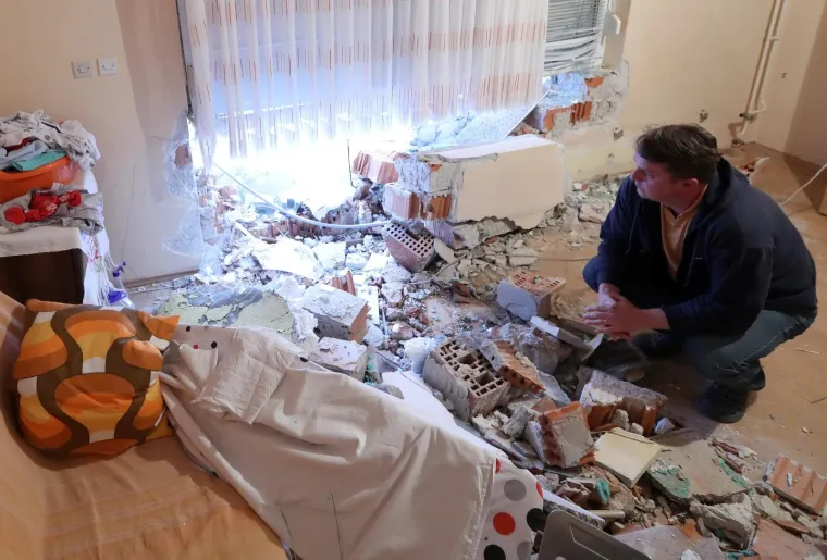 &Scaron;OKANTNA NESREĆA U ZAGORJU: Pijani mladić autom probio zid kuće i uletio u sobu dok je vlasnik gledao televiziju