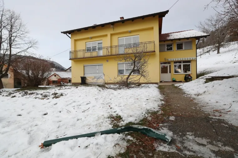 &Scaron;OKANTNA NESREĆA U ZAGORJU: Pijani mladić autom probio zid kuće i uletio u sobu dok je vlasnik gledao televiziju