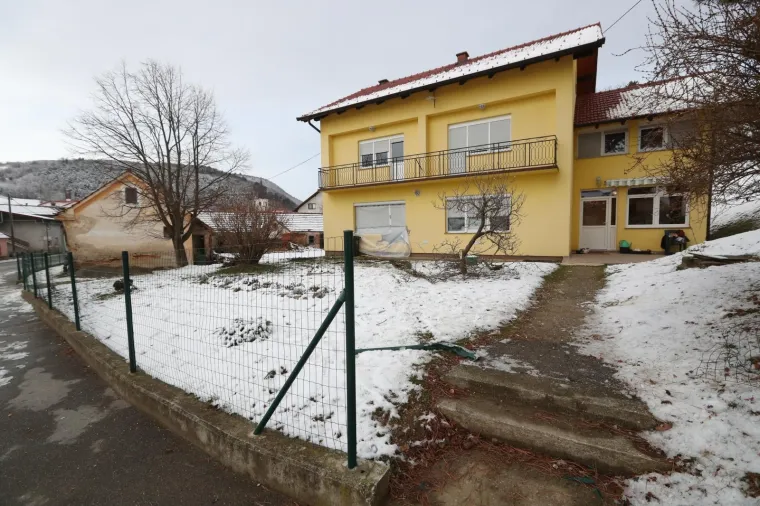 &Scaron;OKANTNA NESREĆA U ZAGORJU: Pijani mladić autom probio zid kuće i uletio u sobu dok je vlasnik gledao televiziju