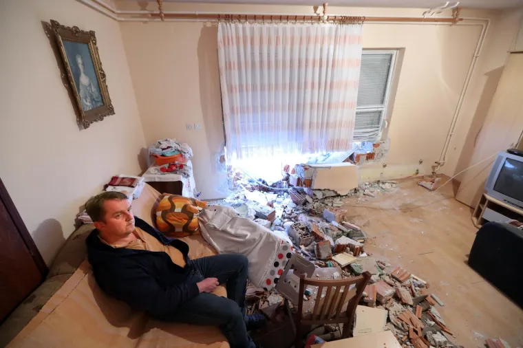 &Scaron;OKANTNA NESREĆA U ZAGORJU: Pijani mladić autom probio zid kuće i uletio u sobu dok je vlasnik gledao televiziju