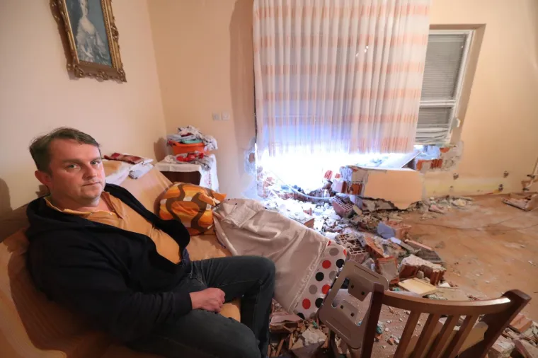 &Scaron;OKANTNA NESREĆA U ZAGORJU: Pijani mladić autom probio zid kuće i uletio u sobu dok je vlasnik gledao televiziju