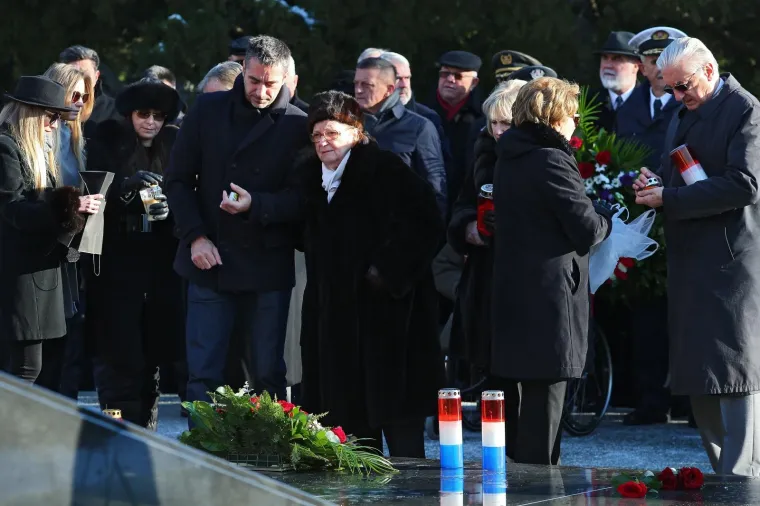 Na dana&scaron;nji dan prije 18 godina preminuo je prvi hrvatski predsjednik dr. Franjo Tuđman. Komemoracija povogom godi&scaron;njice održana je jučer, dok su jutros obitelj, predstavnici Vlade, HDZ-a i Grada Zagreba položili vijence i zapalili svijeće na njegovom grobu na Mirogoju.