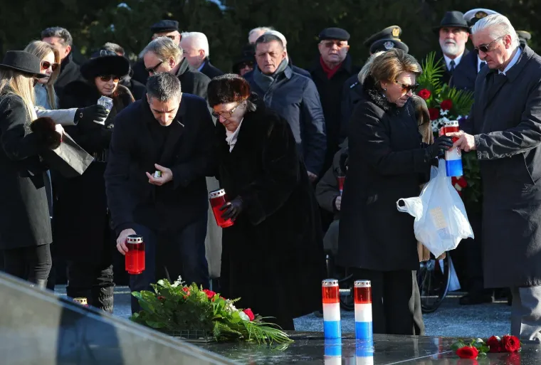 GODI&Scaron;NJICA SMRTI PRVOG HRVATSKOG PREDSJEDNIKA: Na Tuđmanovom grobu svijeće zapalili članovi obitelji, premijer, Bandić...