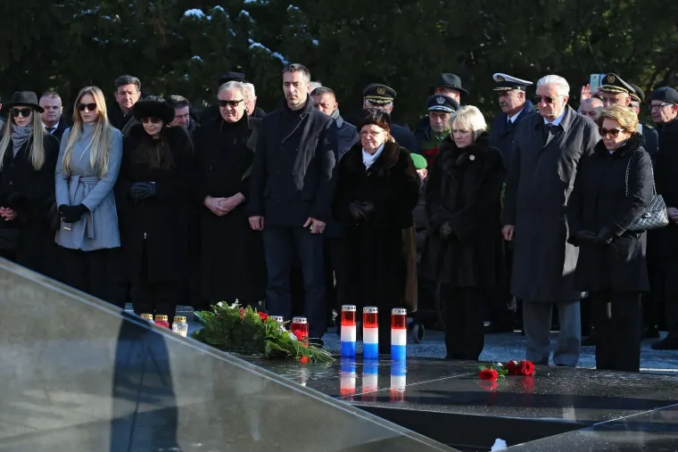 GODI&Scaron;NJICA SMRTI PRVOG HRVATSKOG PREDSJEDNIKA: Na Tuđmanovom grobu svijeće zapalili članovi obitelji, premijer, Bandić...
