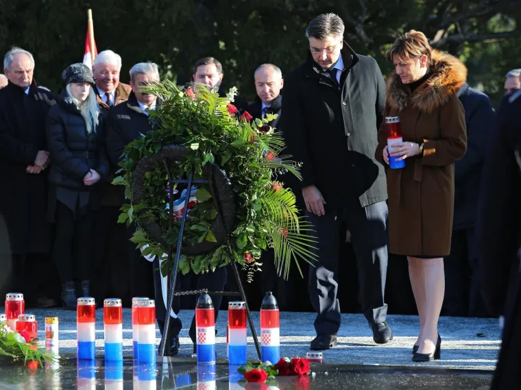 GODI&Scaron;NJICA SMRTI PRVOG HRVATSKOG PREDSJEDNIKA: Na Tuđmanovom grobu svijeće zapalili članovi obitelji, premijer, Bandić...