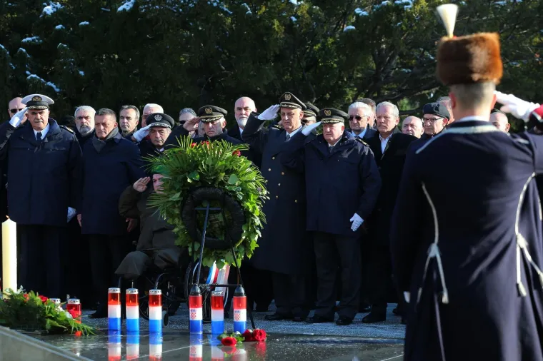 GODI&Scaron;NJICA SMRTI PRVOG HRVATSKOG PREDSJEDNIKA: Na Tuđmanovom grobu svijeće zapalili članovi obitelji, premijer, Bandić...