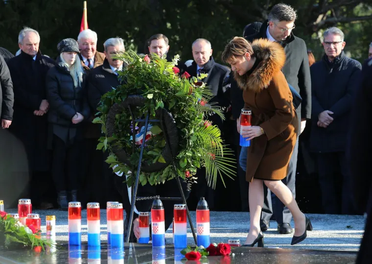 GODI&Scaron;NJICA SMRTI PRVOG HRVATSKOG PREDSJEDNIKA: Na Tuđmanovom grobu svijeće zapalili članovi obitelji, premijer, Bandić...
