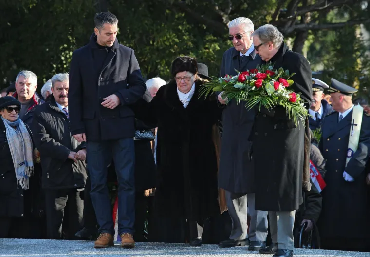 GODI&Scaron;NJICA SMRTI PRVOG HRVATSKOG PREDSJEDNIKA: Na Tuđmanovom grobu svijeće zapalili članovi obitelji, premijer, Bandić...