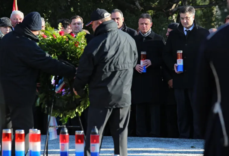 GODI&Scaron;NJICA SMRTI PRVOG HRVATSKOG PREDSJEDNIKA: Na Tuđmanovom grobu svijeće zapalili članovi obitelji, premijer, Bandić...