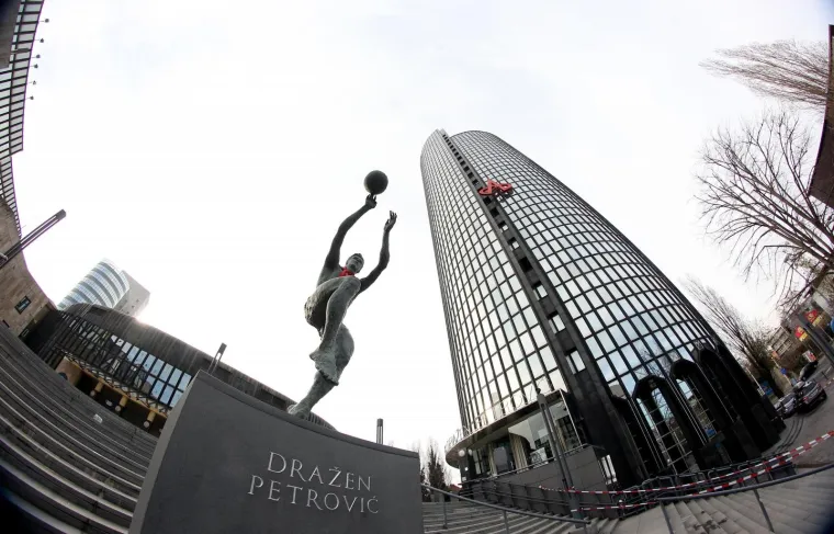 ALPINISTI S VRHA TORNJA SKINULI GOLEMI LOGOTIP: Simbol Todorićevog carstva ostao bez Agokorovih obilježja