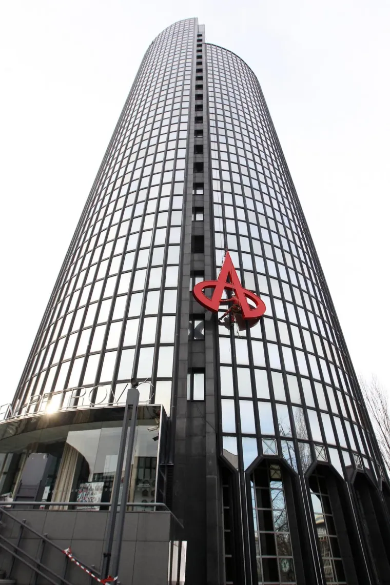 ALPINISTI S VRHA TORNJA SKINULI GOLEMI LOGOTIP: Simbol Todorićevog carstva ostao bez Agokorovih obilježja