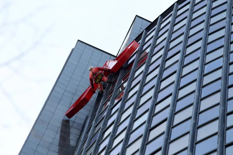 ALPINISTI S VRHA TORNJA SKINULI GOLEMI LOGOTIP: Simbol Todorićevog carstva ostao bez Agokorovih obilježja