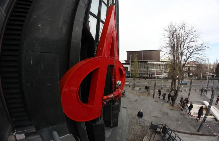 ALPINISTI S VRHA TORNJA SKINULI GOLEMI LOGOTIP: Simbol Todorićevog carstva ostao bez Agokorovih obilježja