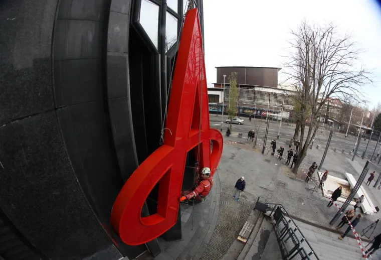 ALPINISTI S VRHA TORNJA SKINULI GOLEMI LOGOTIP: Simbol Todorićevog carstva ostao bez Agokorovih obilježja