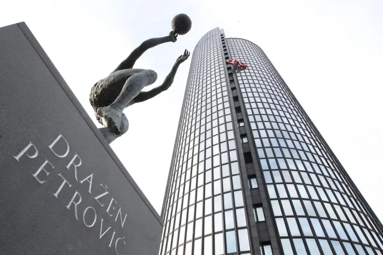 ALPINISTI S VRHA TORNJA SKINULI GOLEMI LOGOTIP: Simbol Todorićevog carstva ostao bez Agokorovih obilježja