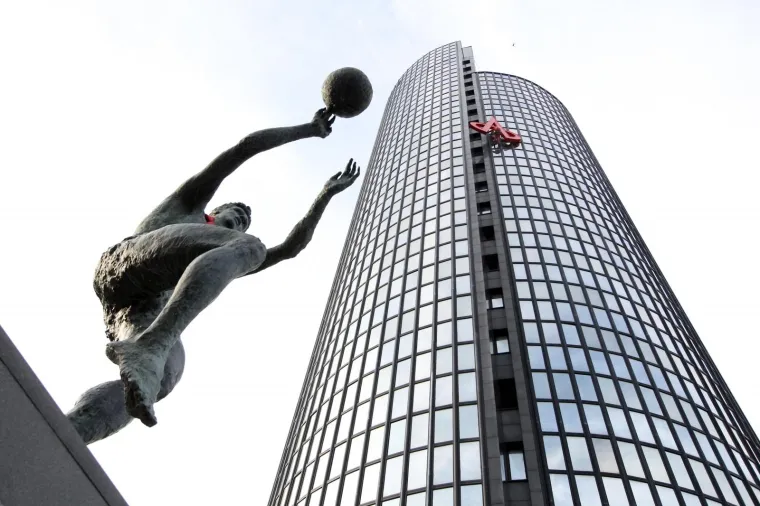 ALPINISTI S VRHA TORNJA SKINULI GOLEMI LOGOTIP: Simbol Todorićevog carstva ostao bez Agokorovih obilježja