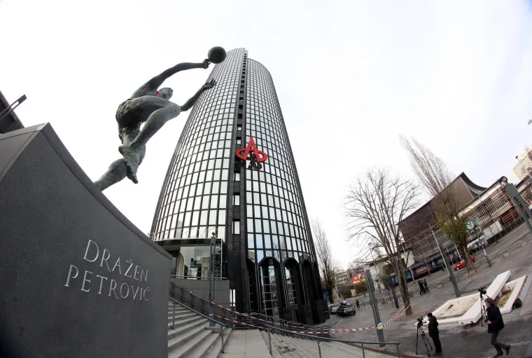 ALPINISTI S VRHA TORNJA SKINULI GOLEMI LOGOTIP: Simbol Todorićevog carstva ostao bez Agokorovih obilježja