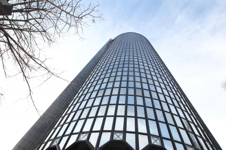 ALPINISTI S VRHA TORNJA SKINULI GOLEMI LOGOTIP: Simbol Todorićevog carstva ostao bez Agokorovih obilježja