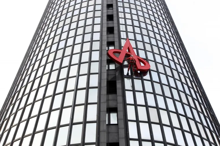 ALPINISTI S VRHA TORNJA SKINULI GOLEMI LOGOTIP: Simbol Todorićevog carstva ostao bez Agokorovih obilježja