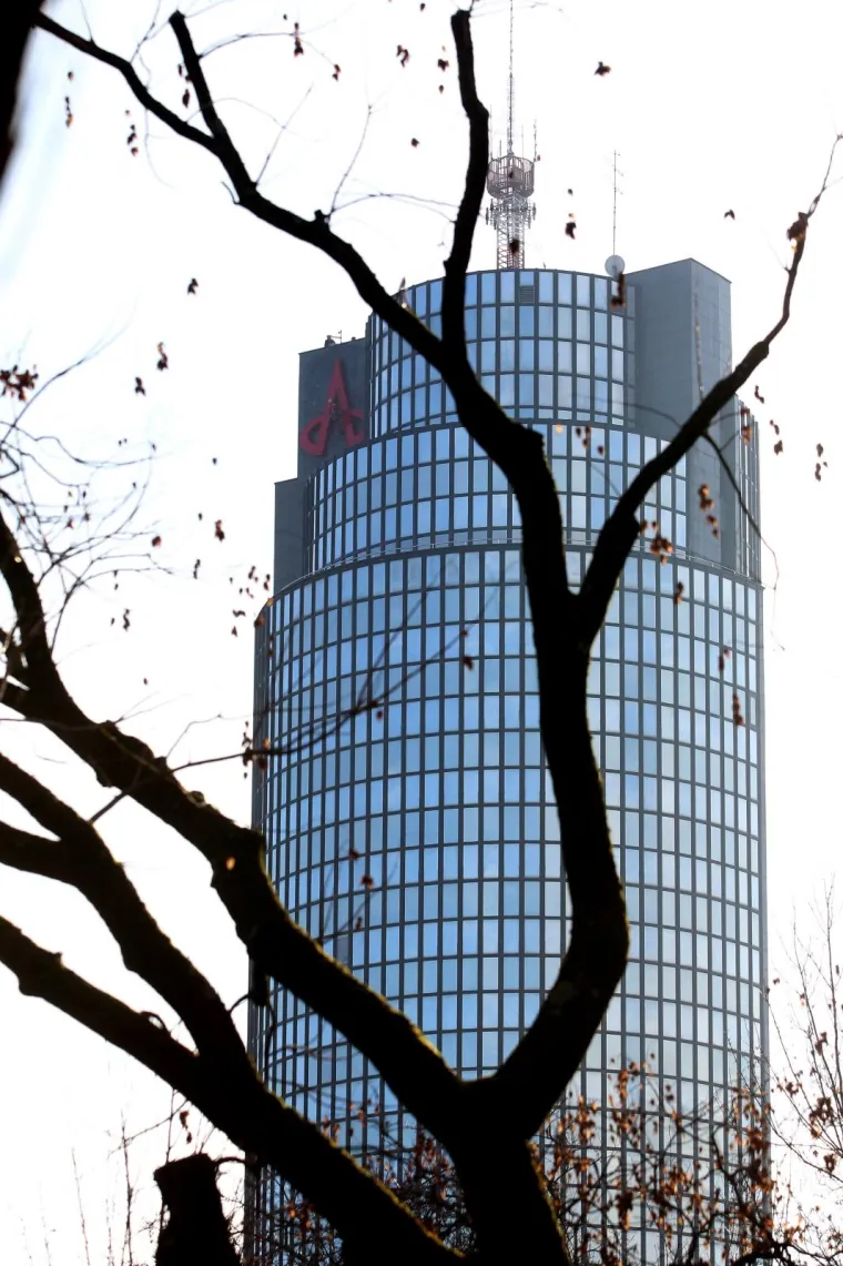 ALPINISTI S VRHA TORNJA SKINULI GOLEMI LOGOTIP: Simbol Todorićevog carstva ostao bez Agokorovih obilježja