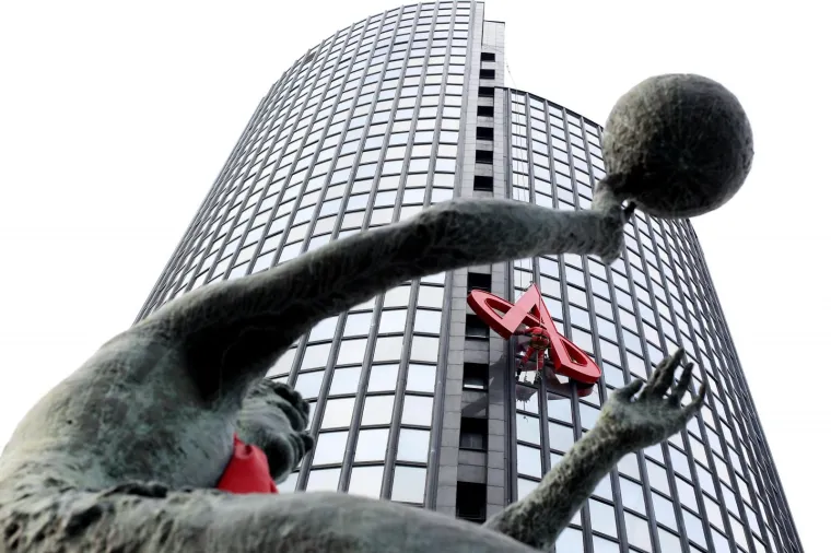 ALPINISTI S VRHA TORNJA SKINULI GOLEMI LOGOTIP: Simbol Todorićevog carstva ostao bez Agokorovih obilježja