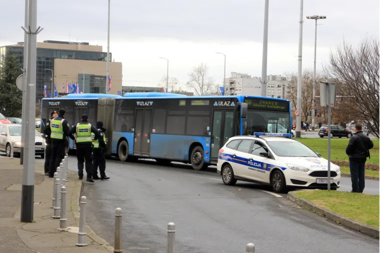 Brojni građani dolaze u Lisinski na komemoraciju za Slobodana Praljka