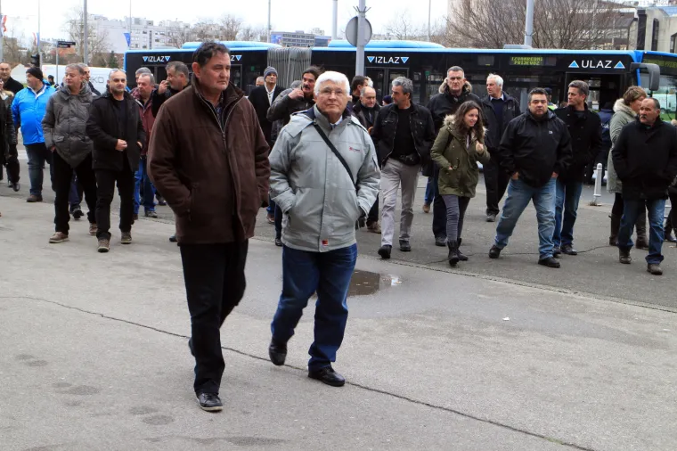 Brojni građani dolaze u Lisinski na komemoraciju za Slobodana Praljka