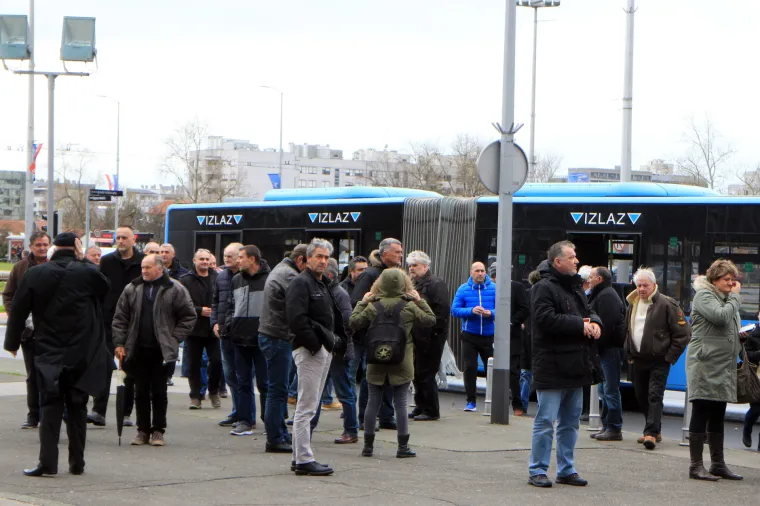 Brojni građani dolaze u Lisinski na komemoraciju za Slobodana Praljka