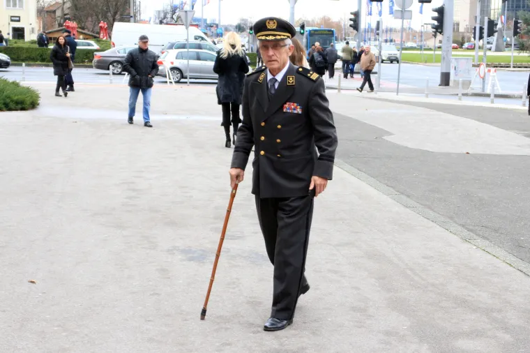 Brojni građani dolaze u Lisinski na komemoraciju za Slobodana Praljka