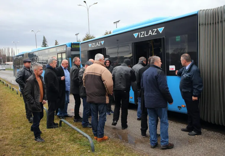 ZET-ovi autobusi s Velesajma prevozili putnike koji su do&scaron;li na komemoraciju u Lisinski