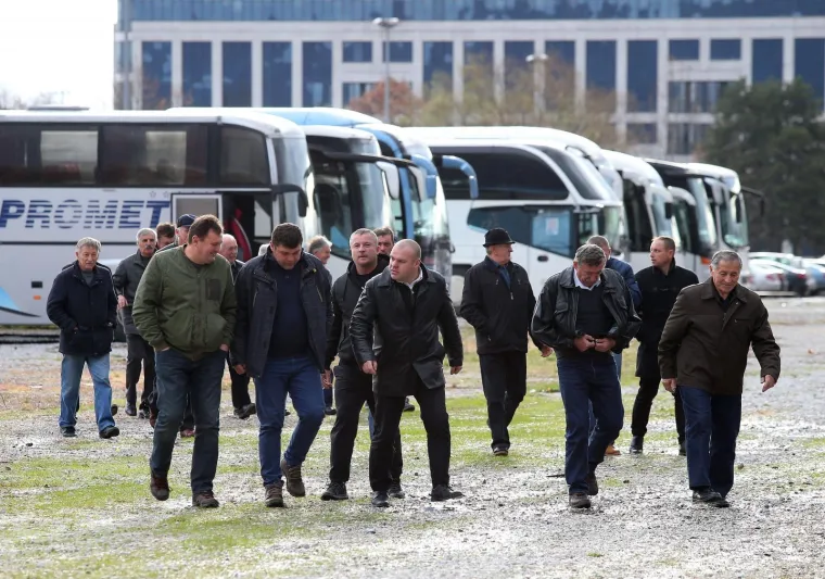ZET-ovi autobusi s Velesajma prevozili putnike koji su do&scaron;li na komemoraciju u Lisinski