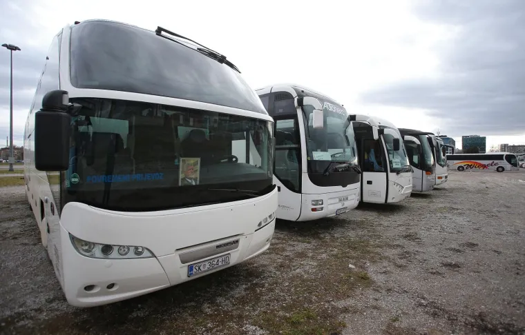 ZET-ovi autobusi s Velesajma prevozili putnike koji su do&scaron;li na komemoraciju u Lisinski