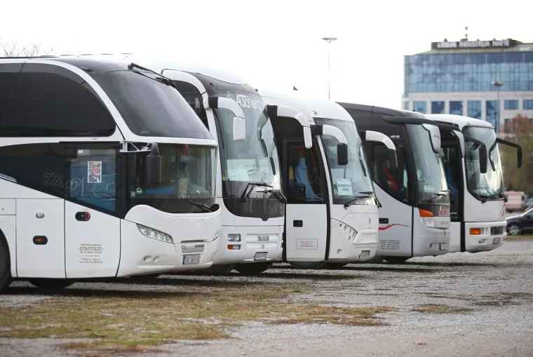 ZET-ovi autobusi s Velesajma prevozili putnike koji su do&scaron;li na komemoraciju u Lisinski