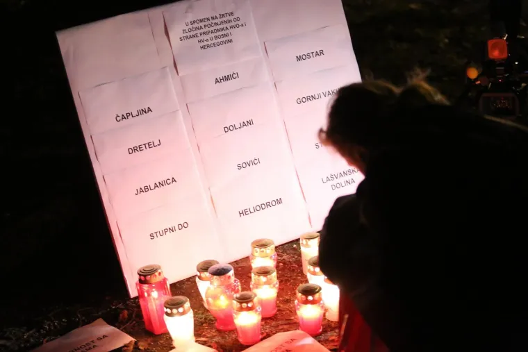 Zagreb - Na Trgu Francuske republike održan je antiprosvjed Inicijative mladih za ljudska prava. Zapalili su svijeće za žrtve zločina počinjenih od strane pripadnika HVO-a i HV-a u Bosni i Hercegovini. Photo: Borna Filic/PIXSELL