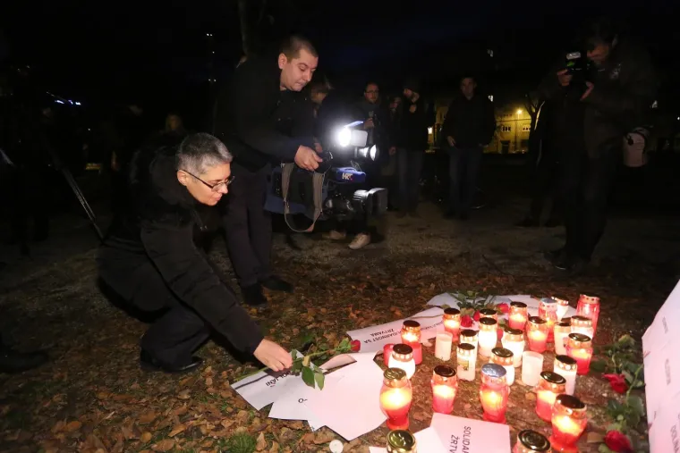 ANTIPROSVJED U ZAGREBU: Zapaljene svijeće za žrtve ratnih zločina u BiH