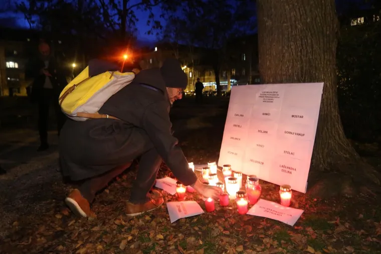 ANTIPROSVJED U ZAGREBU: Zapaljene svijeće za žrtve ratnih zločina u BiH