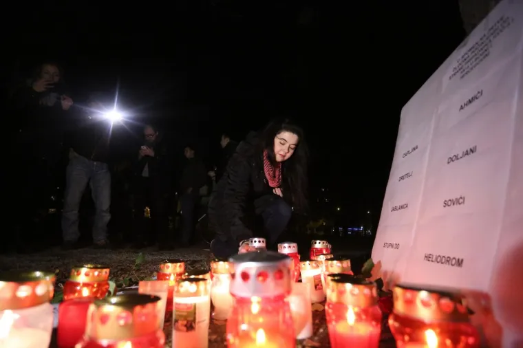 ANTIPROSVJED U ZAGREBU: Zapaljene svijeće za žrtve ratnih zločina u BiH