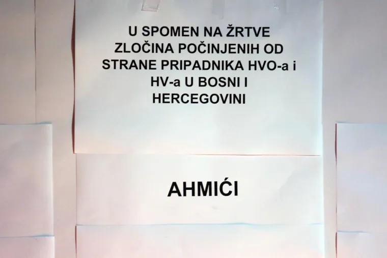 ANTIPROSVJED U ZAGREBU: Zapaljene svijeće za žrtve ratnih zločina u BiH