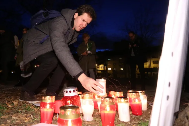 ANTIPROSVJED U ZAGREBU: Zapaljene svijeće za žrtve ratnih zločina u BiH