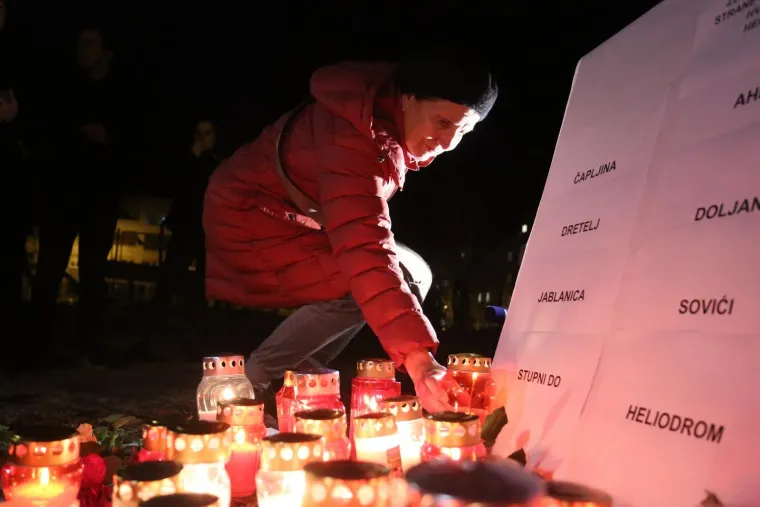 ANTIPROSVJED U ZAGREBU: Zapaljene svijeće za žrtve ratnih zločina u BiH