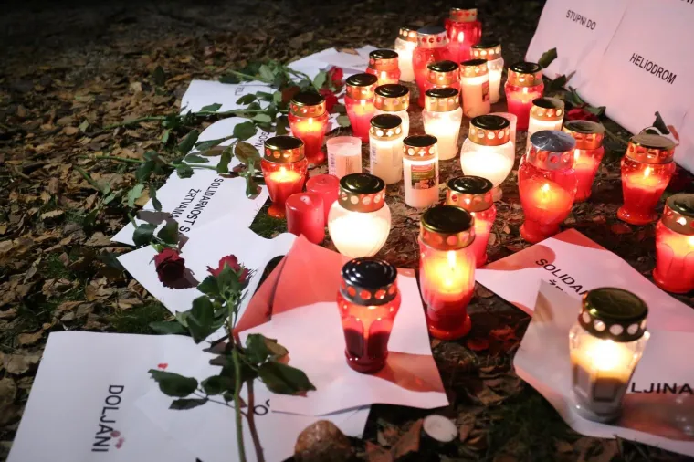 ANTIPROSVJED U ZAGREBU: Zapaljene svijeće za žrtve ratnih zločina u BiH