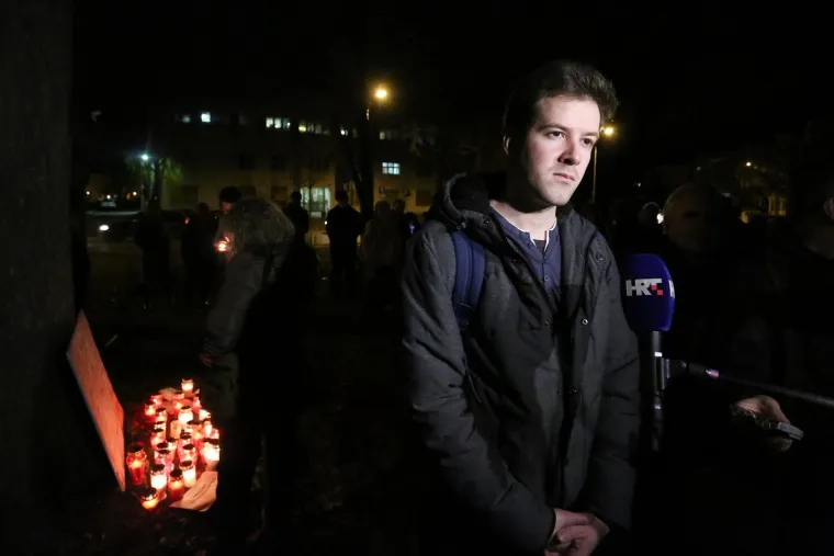 ANTIPROSVJED U ZAGREBU: Zapaljene svijeće za žrtve ratnih zločina u BiH