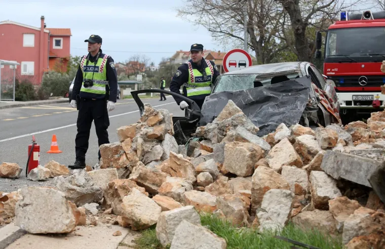 Vozač Opel Astre poginuo je u prometnoj nesreći kod Grebaštice nedaleko Šibenika nakon što se automobilom zabio u kameni zid kraj ceste. Nesreća se dogodila kod križanja Jadranske magistrale i ceste za Brnjaču. O silini udarca svjedoče prizori smrskanog automobila i zida koji se djelomično urušio.