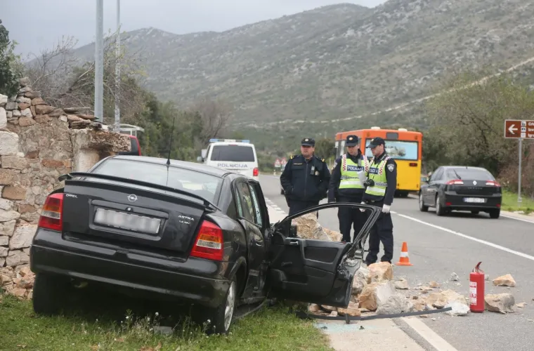 STRAŠNA NESREĆA KOD GREBAŠTICE: Automobilom se zabio u kameni zid i na mjestu poginuo