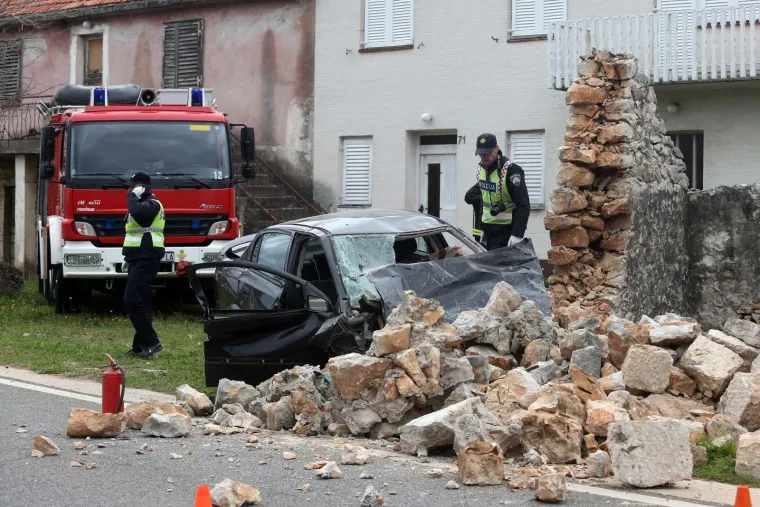 STRAŠNA NESREĆA KOD GREBAŠTICE: Automobilom se zabio u kameni zid i na mjestu poginuo