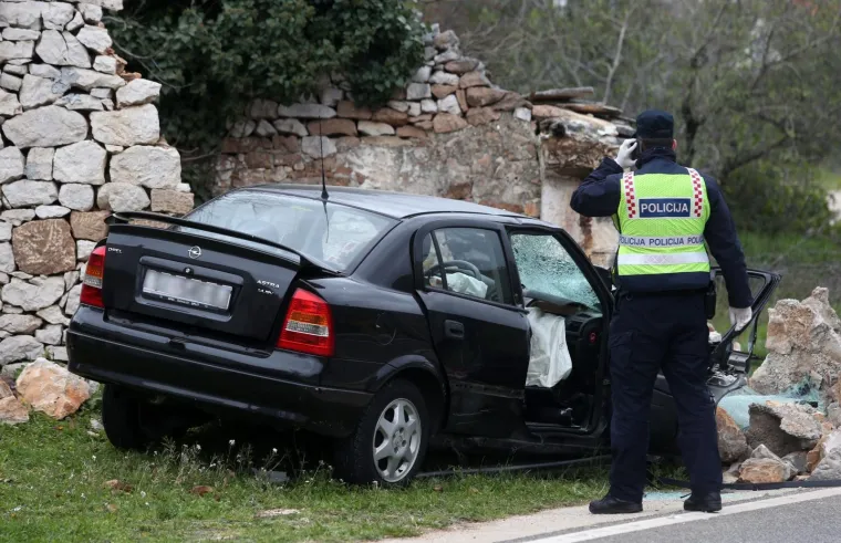 STRAŠNA NESREĆA KOD GREBAŠTICE: Automobilom se zabio u kameni zid i na mjestu poginuo