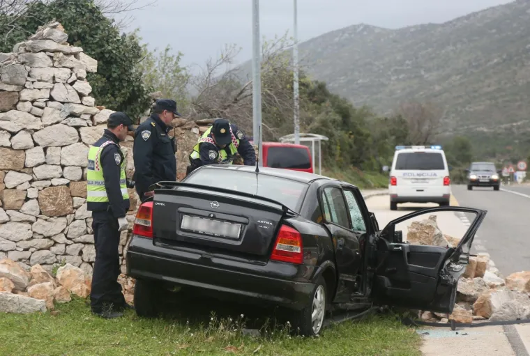STRAŠNA NESREĆA KOD GREBAŠTICE: Automobilom se zabio u kameni zid i na mjestu poginuo
