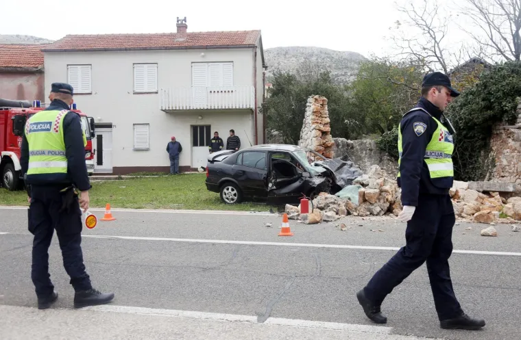 STRAŠNA NESREĆA KOD GREBAŠTICE: Automobilom se zabio u kameni zid i na mjestu poginuo