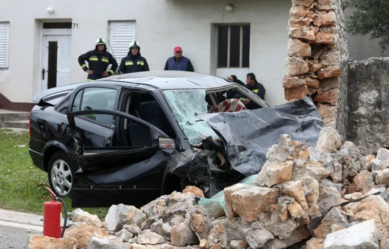 STRAŠNA NESREĆA KOD GREBAŠTICE: Automobilom se zabio u kameni zid i na mjestu poginuo