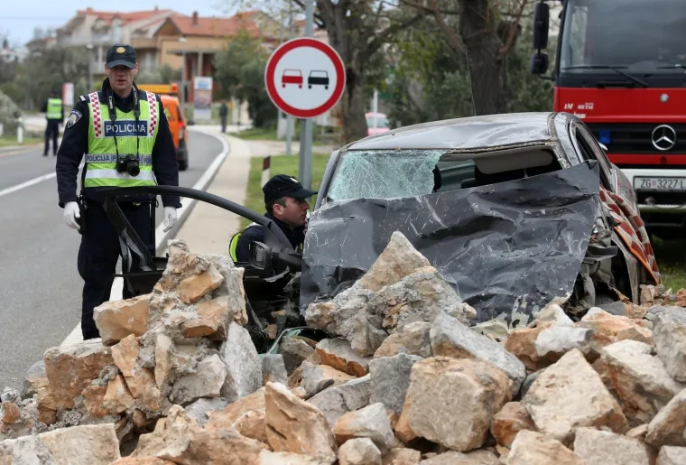 STRAŠNA NESREĆA KOD GREBAŠTICE: Automobilom se zabio u kameni zid i na mjestu poginuo